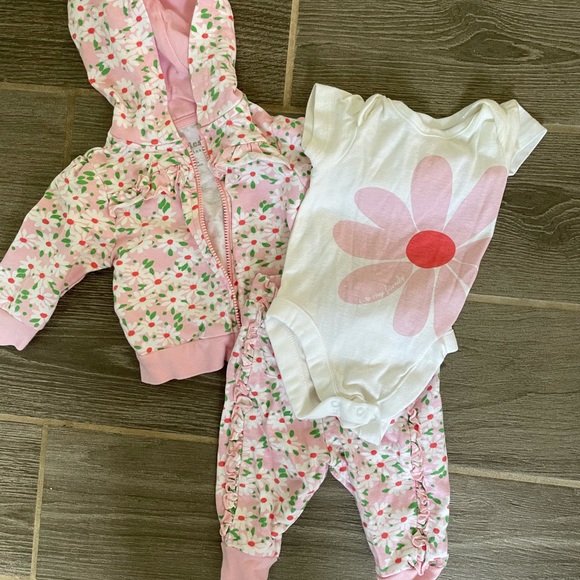 Baby girl outfit! - Picture 1 of 1
